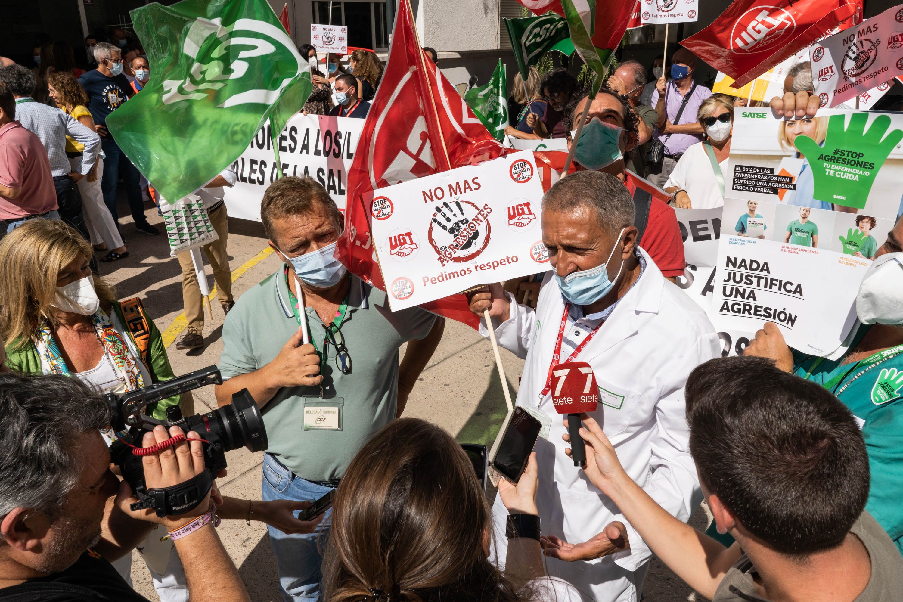 Sindicatos y profesionales atienden a los medios.