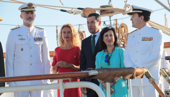 El Rey con las autoridades a bordo del Juan Sebastián de Elcano. DEFENSA