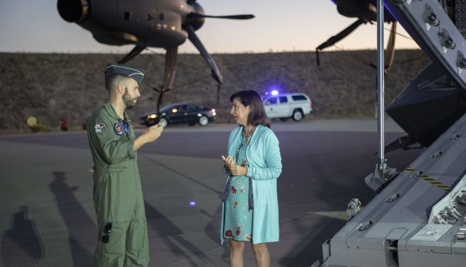 La ministra de Defensa Margarita Robles saluda a la tripulación del  A400 M. DEFENSA