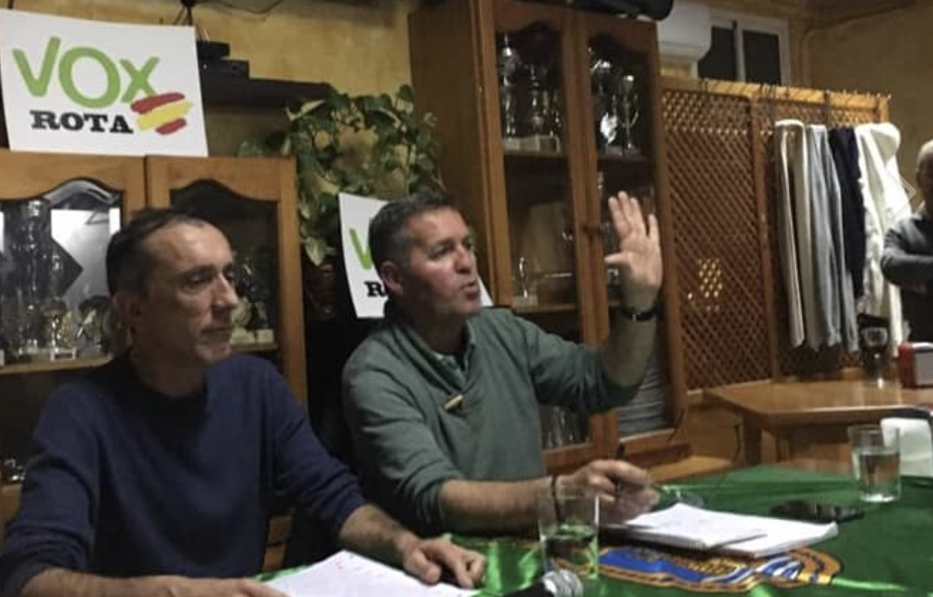 El alcaldable de Vox en Rota, en primer término, en una imagen de la organización política colgada en Facebook.