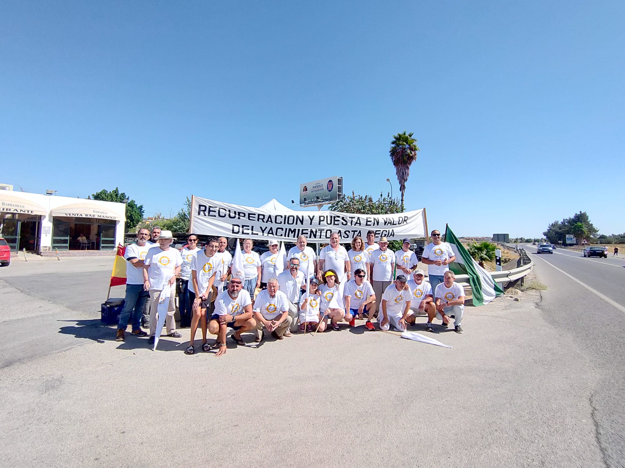 Miembros de la plataforma ciudadana por Asta Regia, al paso de la Vuelta.