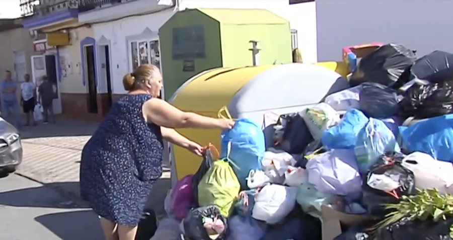 Una vecina de Almonte, tirando basura durante la huelga.