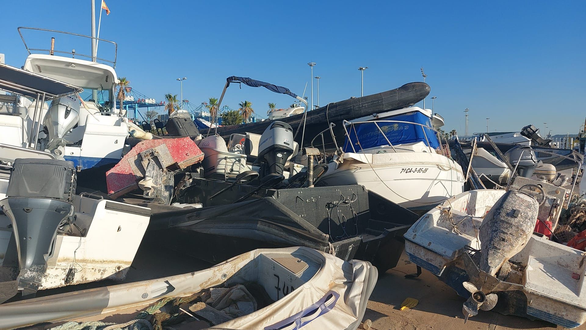 Motores y narcolanchas amontonadas ante las dependencias oficiales del Servicio Marítimo de la Guardia Civil.