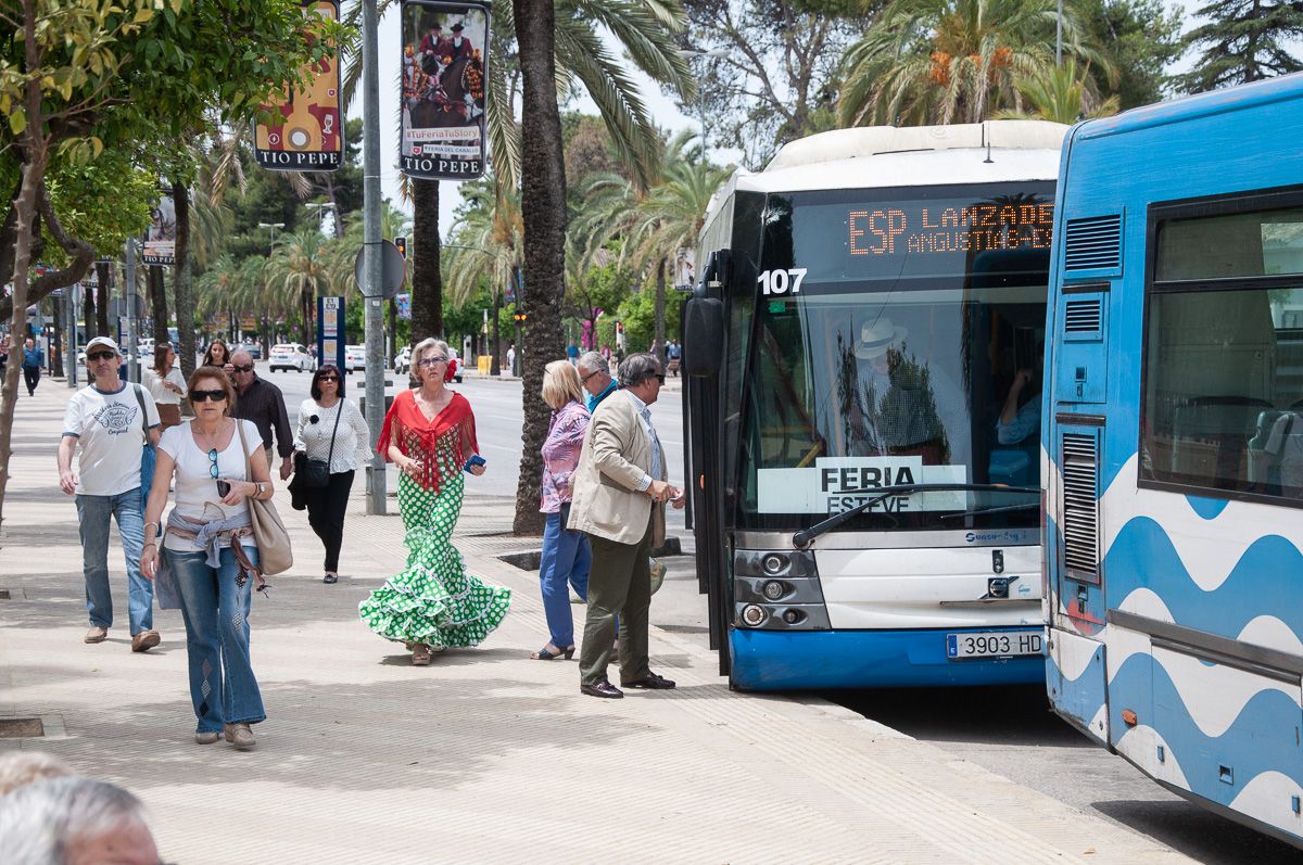 Parada de autobuses en la avenida Álvaro Domecq, a la altura de la portada de la Feria. FOTO: MANU GARCÍA