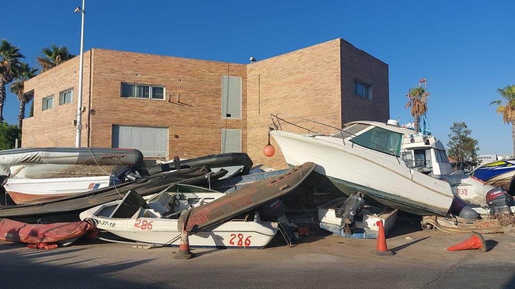 Motores y narcolanchas amontonadas ante las dependencias oficiales del Servicio Marítimo de la Guardia Civil. LVDS