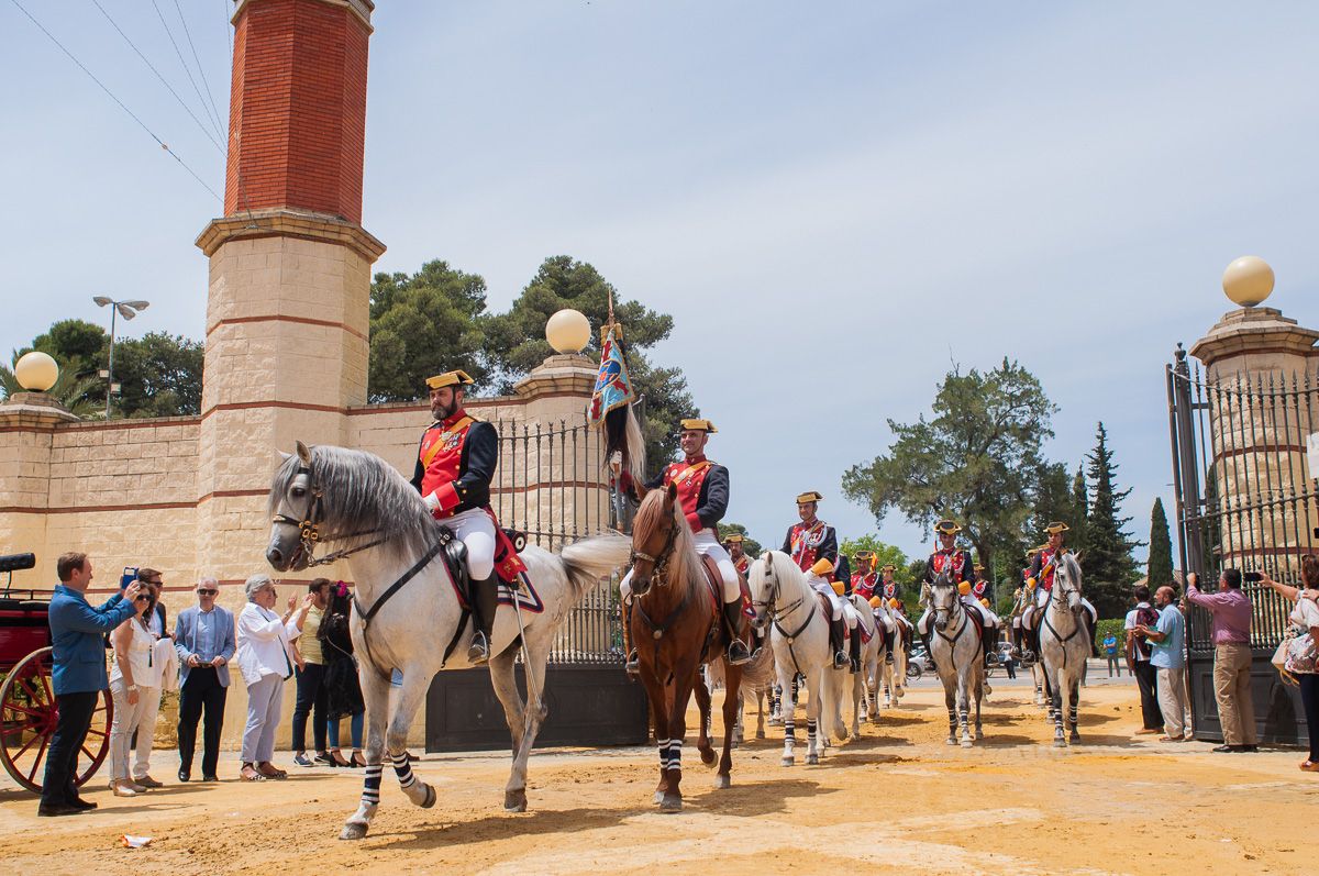 Escuadrón ecuestre de la Guardia Civil, en una pasada edición de la Feria del Caballo, entrando por el Real del González Hontoria.