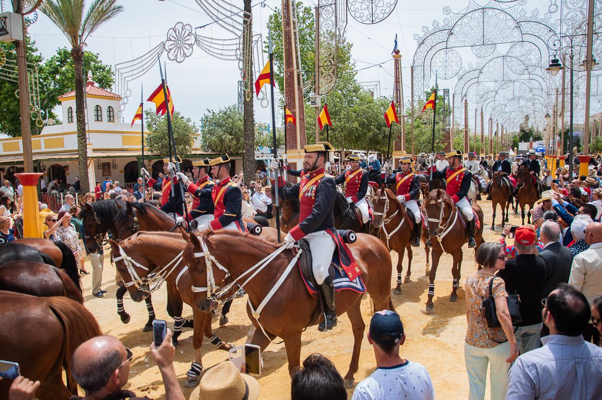 Escuadrón Ecuestre de la Guardia Civil, de paso por el Real de la Feria del Caballo. FOTO: MANU GARCÍA