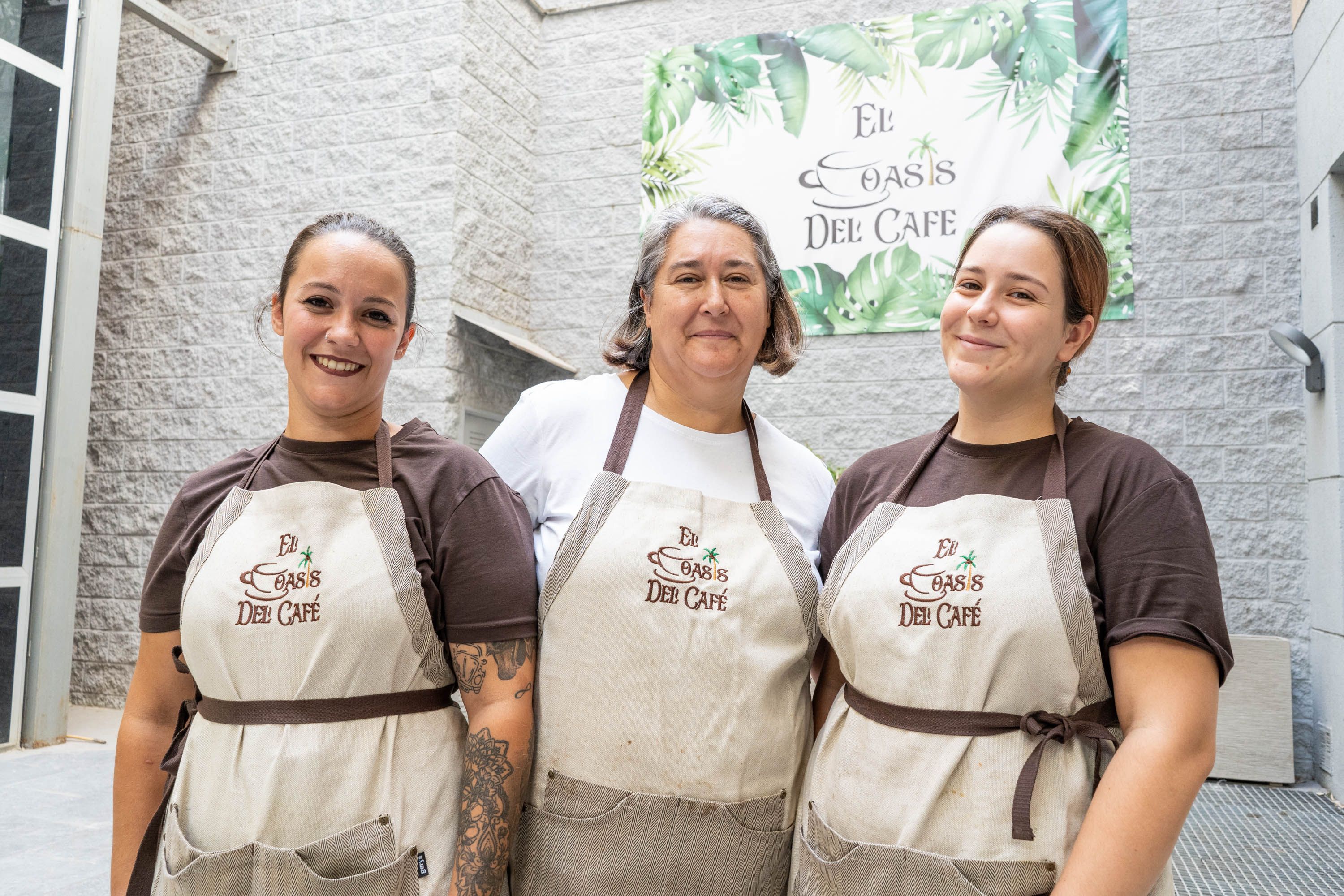 De izquierda a derecha, Patricia Estévez, Rosa María Bermúdez y Eva Estévez, las trabajadoras de El Oasis del Café.