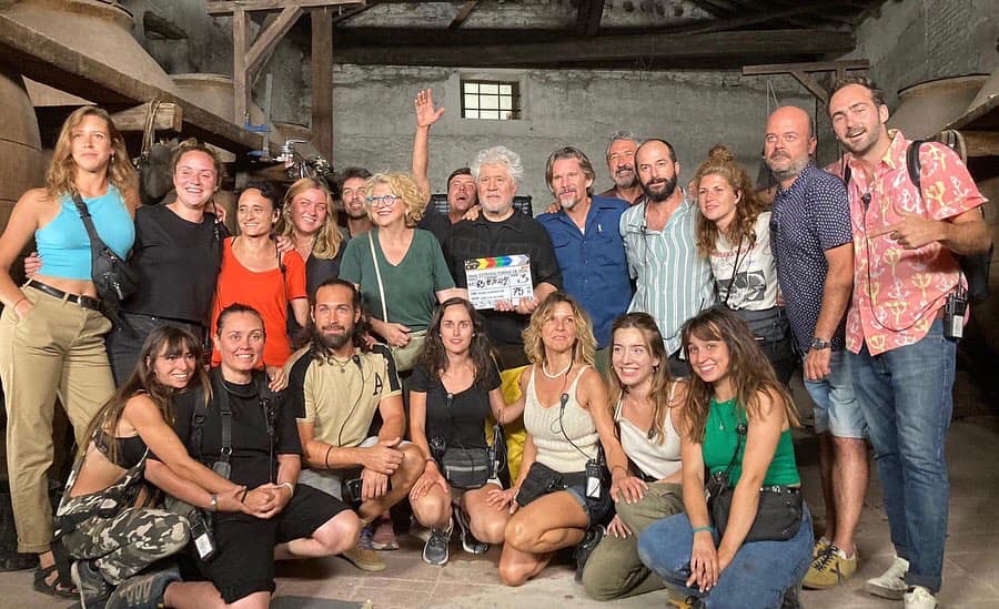 El portuense con el equipo de la obra 'Extraña forma de vida'.