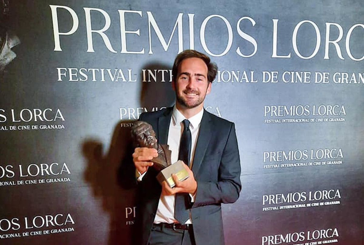 Manolo sostiene el premio Lorca.