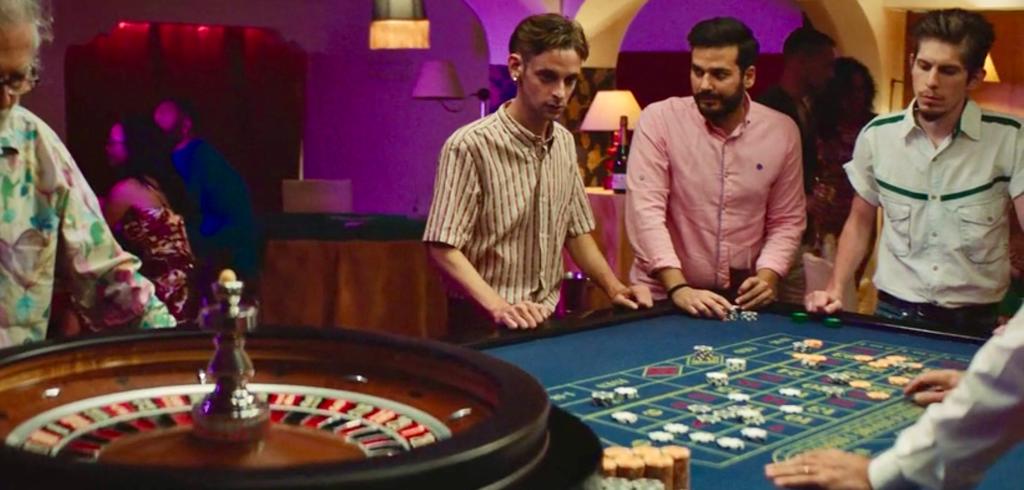 Un momento del rodaje de 'Sino' en el bar convertido en casino.