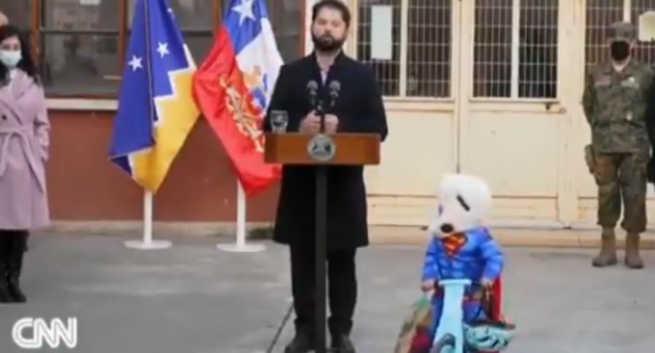 Un pequeño Superman en bici interrumpe el discurso del presidente de Chile. 