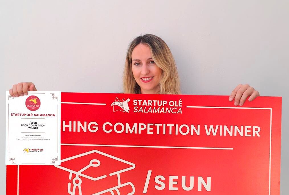 Natalia Palomo alumna de la UCA con el premio