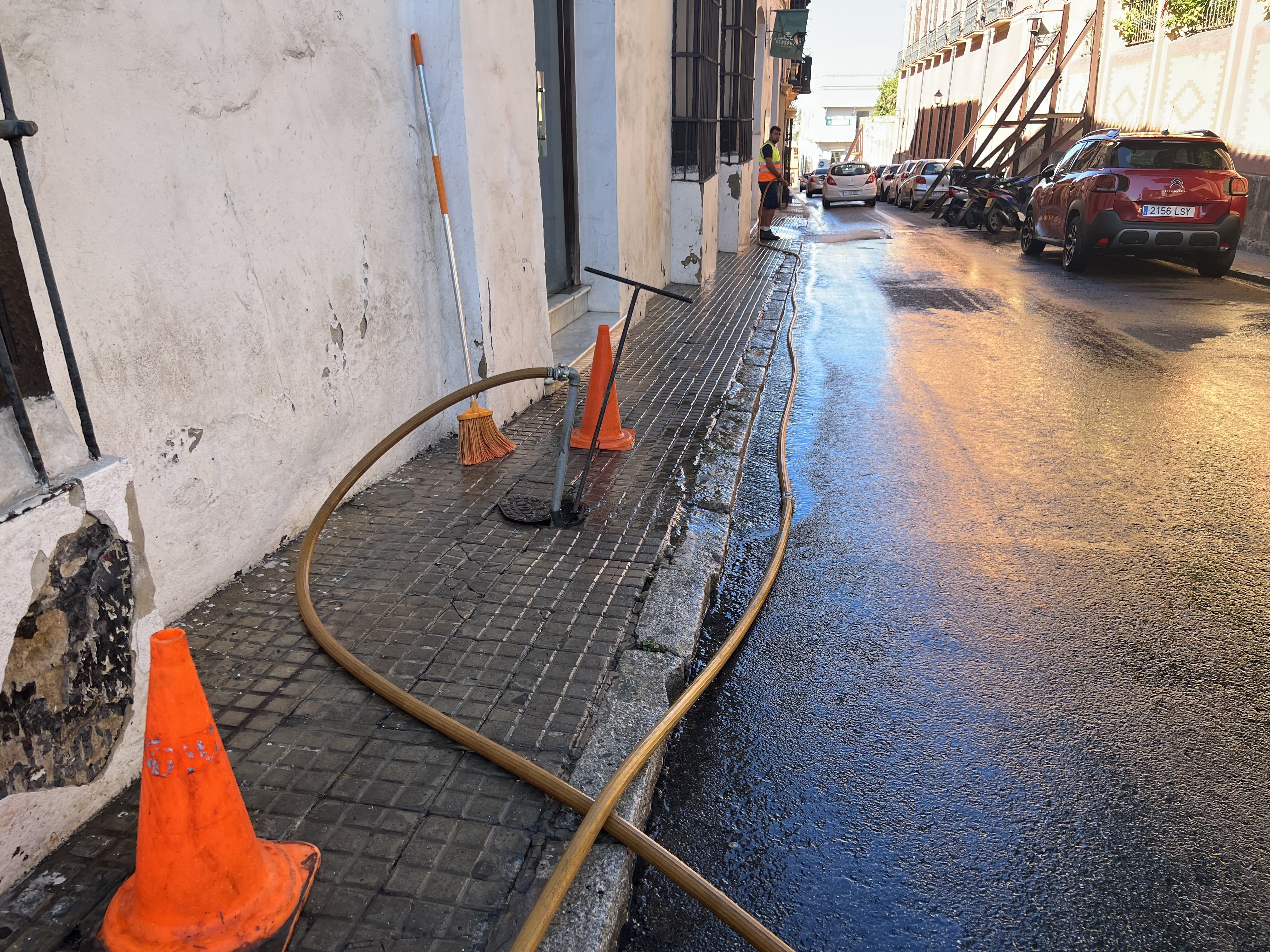Sanlúcar riega sus calles con agua potable, pese a la brutal sequía.