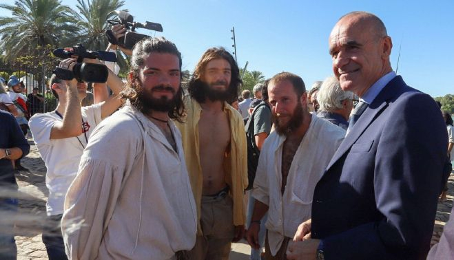 El alcalde con los tripulantes en el Muelle de las Delicias. PRENSA SEVILLA