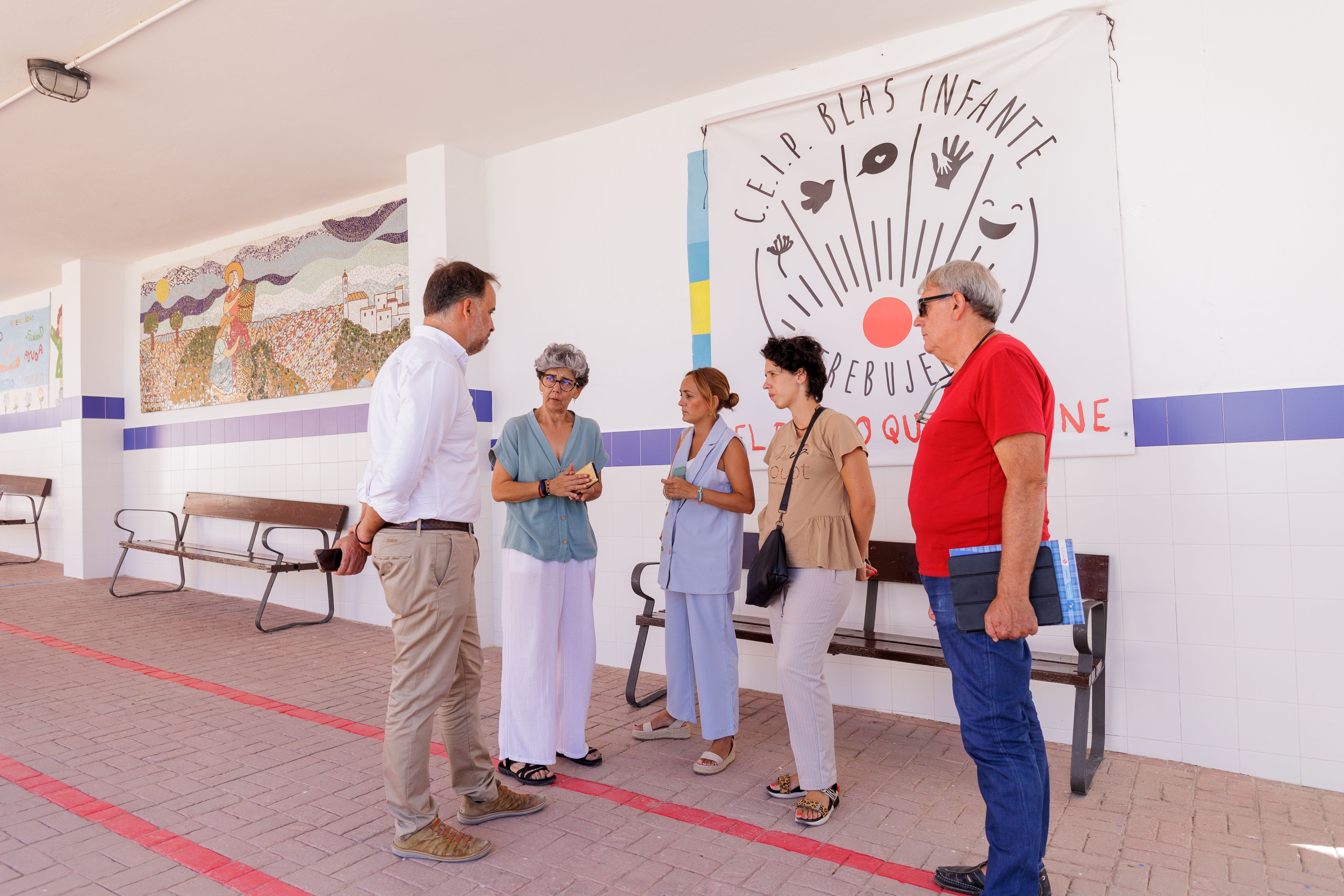 El alcalde Ramón Galán, las tenientes de alcalde María Hedrera y Ana Luisa Robredo, de visita en un colegio de Trebujena.