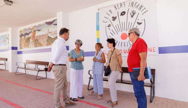 El alcalde Ramón Galán, las tenientes de alcalde María Hedrera y Ana Luisa Robredo, de visita en un colegio de Trebujena.