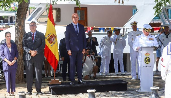 Arriada de la bandera en la Torre del Oro PRENSA SEVILLA