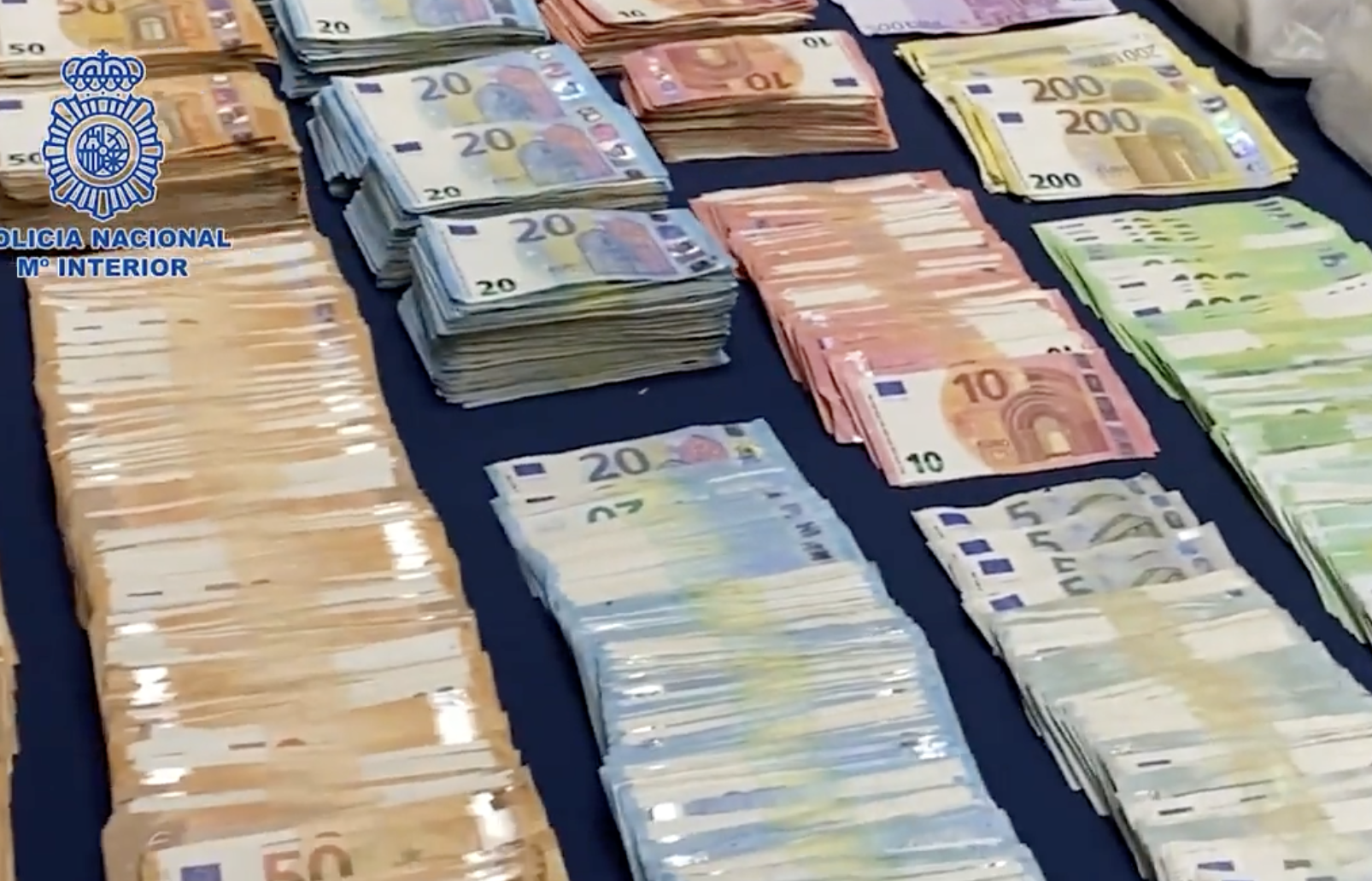 Utiliza la furgoneta del súper en el que trabaja para repartir droga en Sevilla.