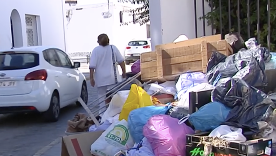 Basura acumulada durante la huelga de limpieza en Almonte.