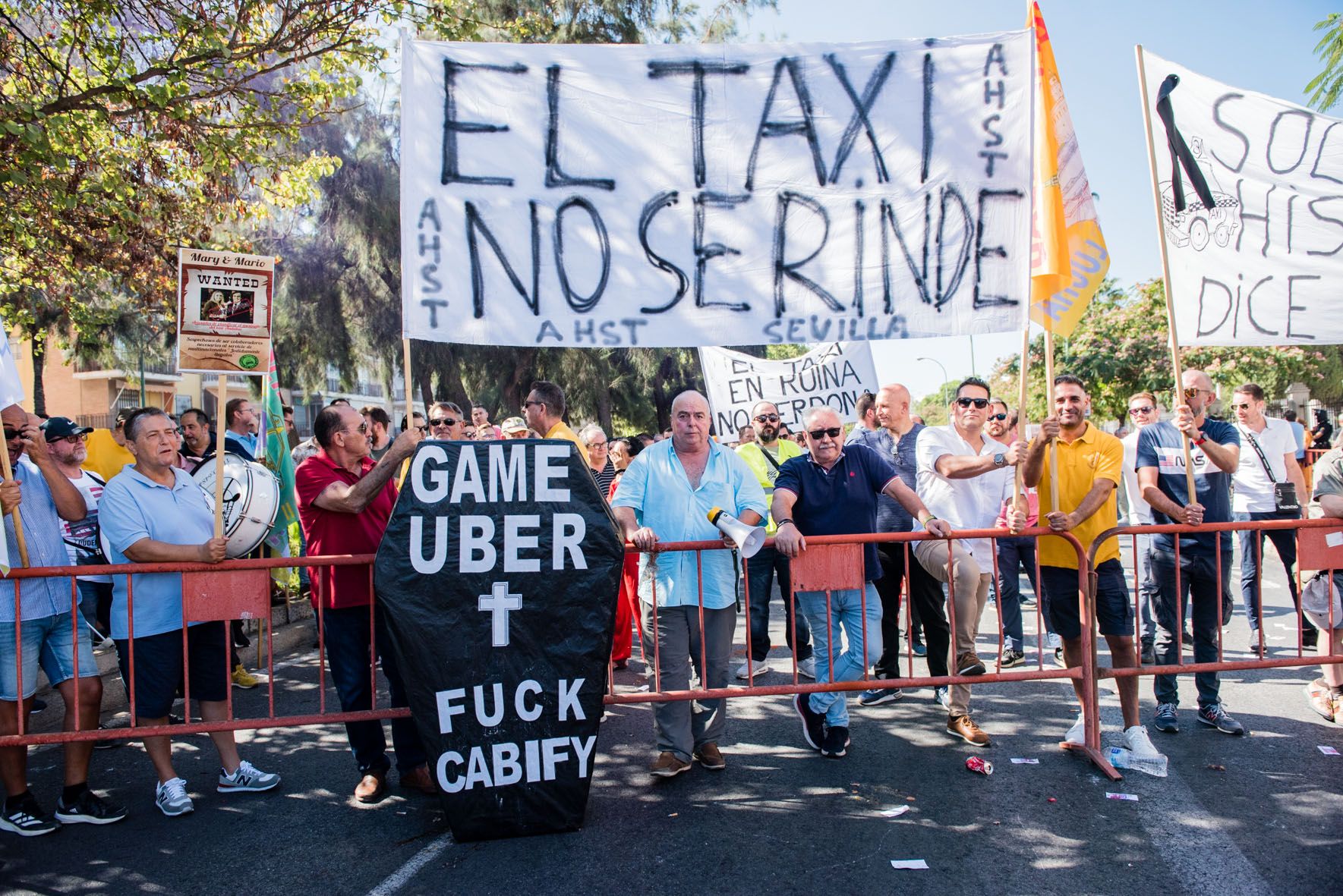 Taxistas protestando contra el decreto que busca regularizar a las VTC.