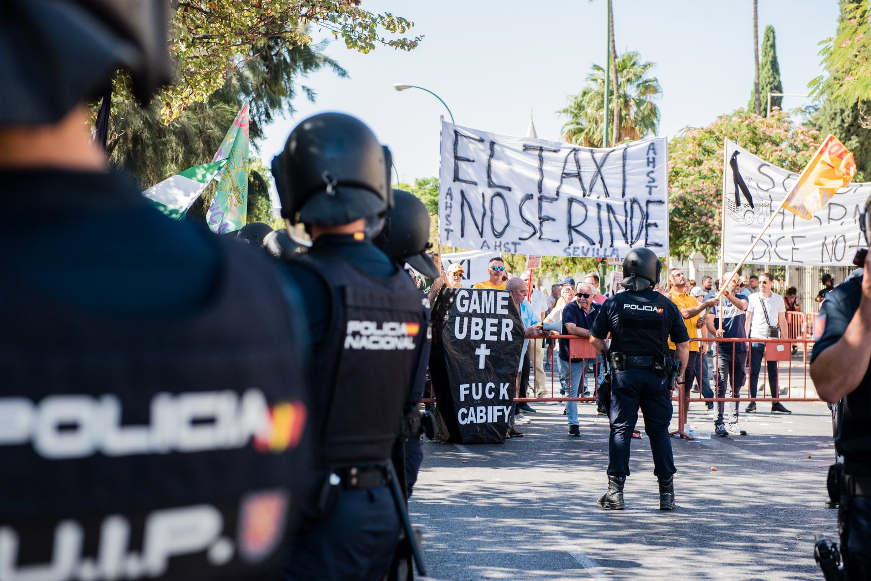 Agentes de Policía Nacional, durante la protesta de los taxistas andaluces.
