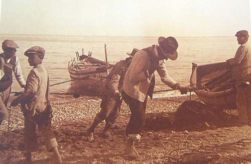 La jábega en la orilla, mientras los pescadores tiran del copo. Fuente: La Cornamusa.