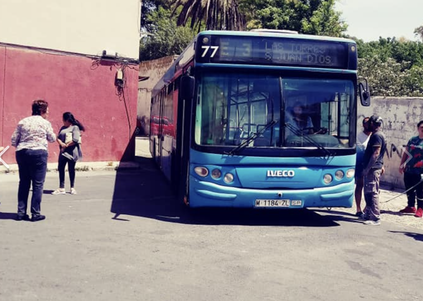 Autobús atrapado en San Juan de Dios. FOTO: JOSÉ LUIS GARCÍA BARROSO