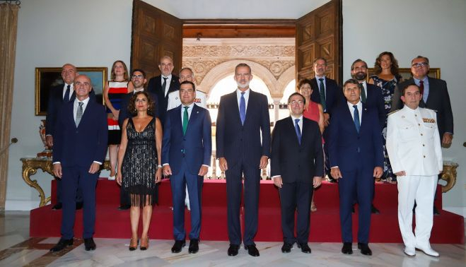 El Rey Felipe VI con las autoridades en los Reales Alcázares. PRENSA SEVILLA