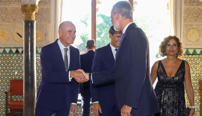 El Rey Felipe VI saluda al alcalde de Sevilla. PRENSA SEVILLA