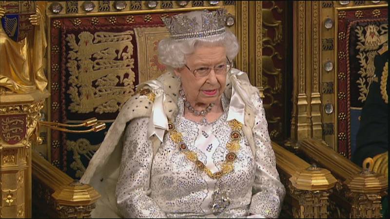 La reina Isabel II, con algunas de las joyas de su fortuna.