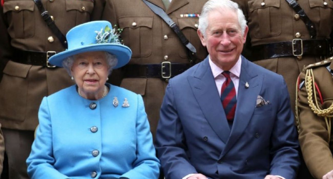 El ya rey de Inglaterra, Carlos III, junto a su madre Isabel II.