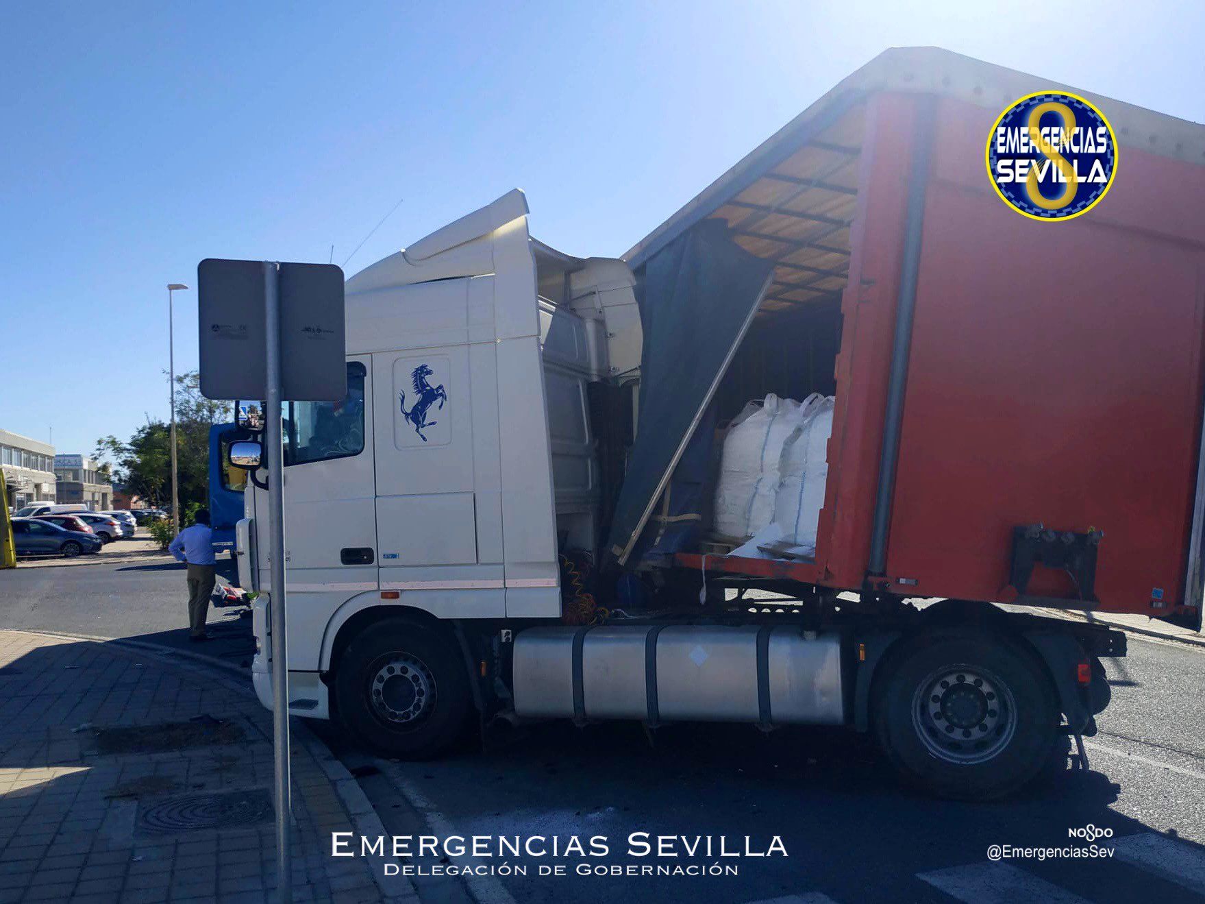 Dos camioneros han tenido que ser hospitalizados tras un accidente de tráfico en Sevilla.