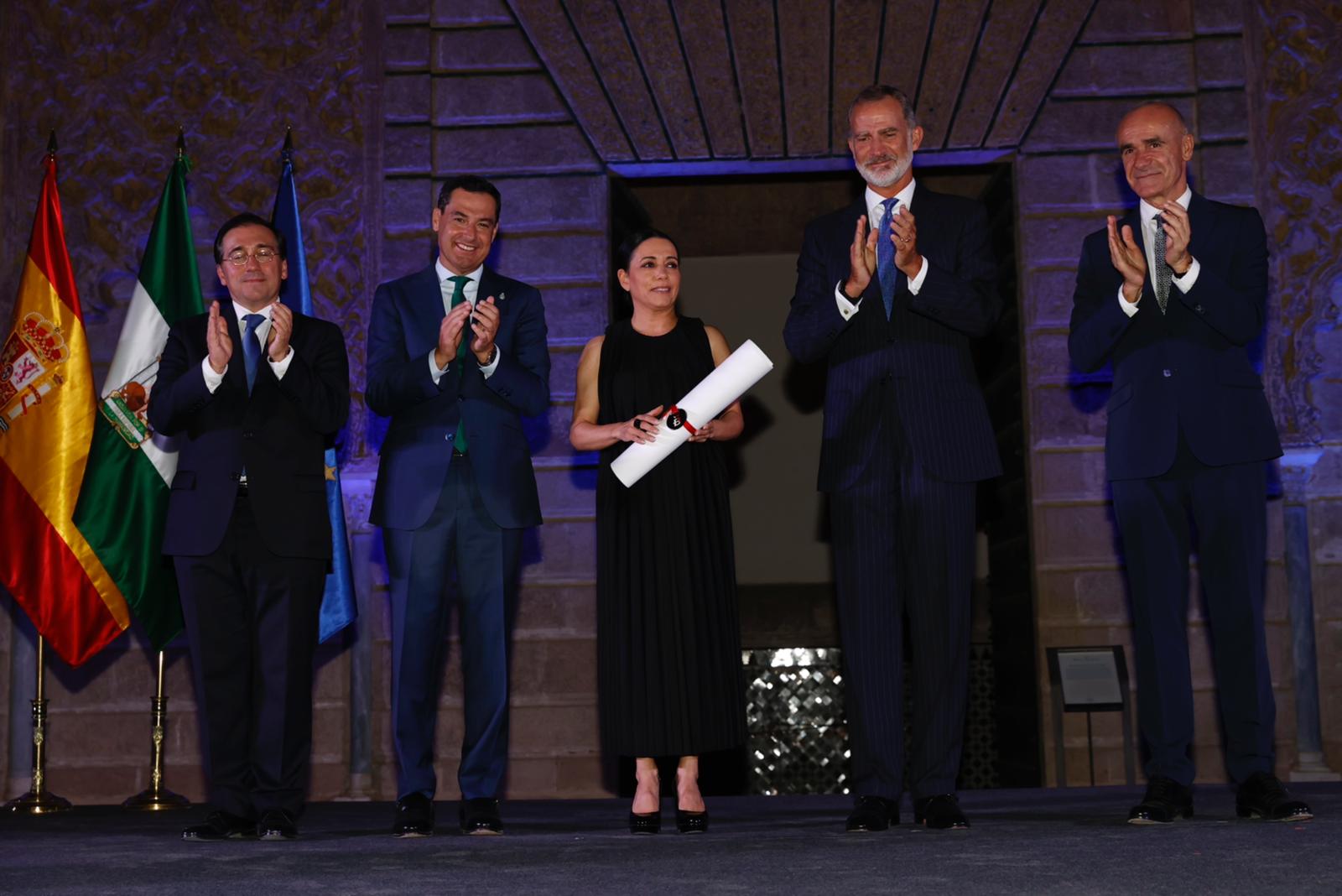 El rey Felipe VI ha presidido la entrega a Eva Yerbauena del primer Giraldillo Internacional Flamenco 'Ciudad de Sevilla'.