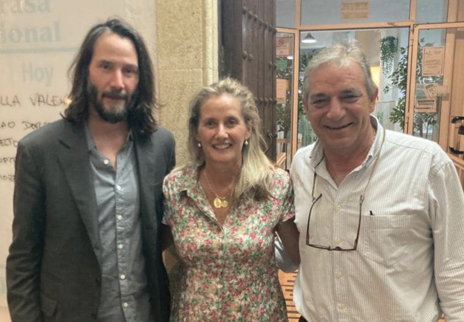 El actor Keanu Reeves junto a los propietarios del bar Bocarambo, el pasado miércoles por la noche, en una foto publicada por el propio negocio hostelero de Jerez.