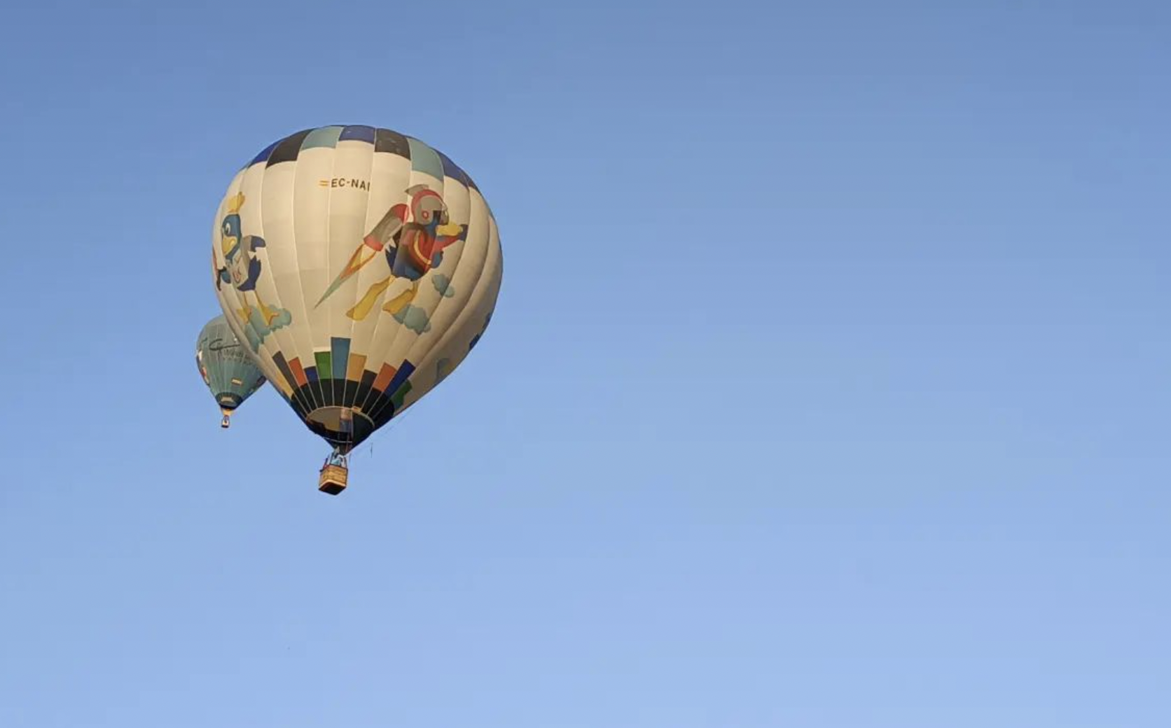 Un globo aerostático volando por el cielo en una imagen de CANAL SIERRA DE CÁDIZ.