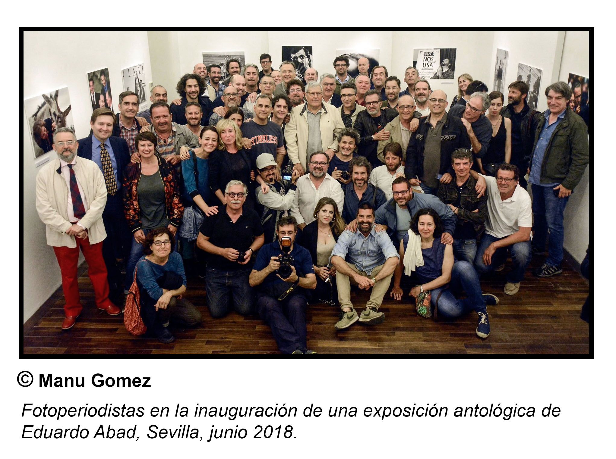 Fotoperiodistas en una exposición de Eduardo Abad.