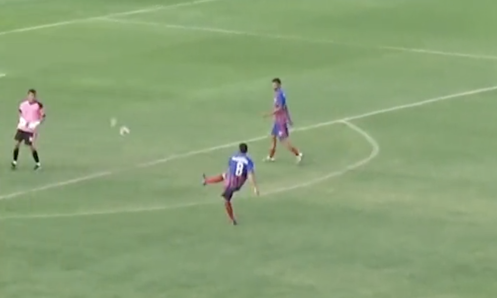 Momento en el que el centrocampista del Atlético AM, Julio Campos, marca un gol en su propia portería. 