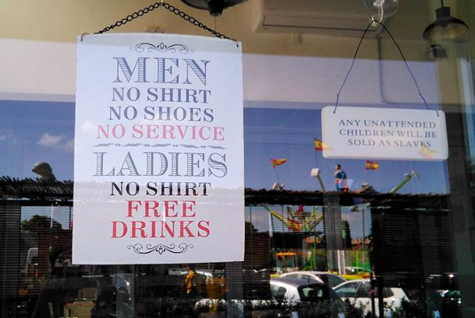 Cartel machista en un bar de El Puerto. FOTO: CLAUDIA GONZÁLEZ ROMERO.