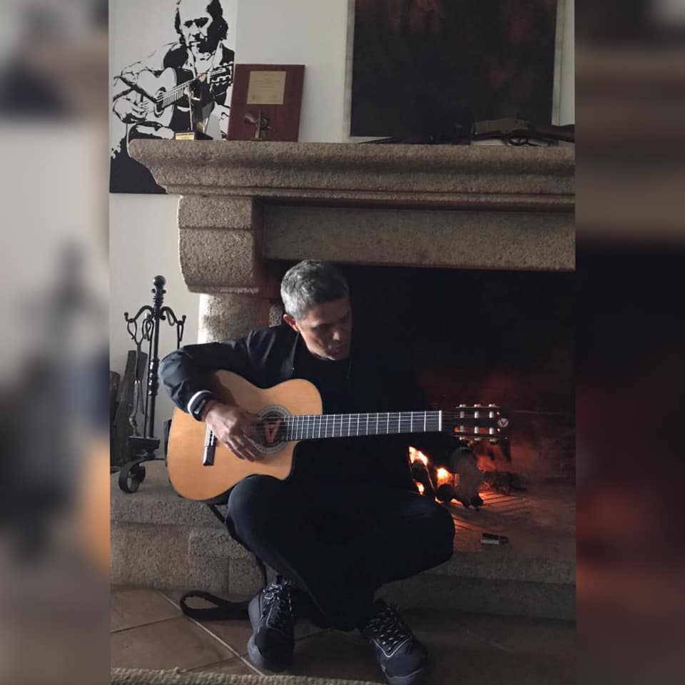 Alejandro Sanz, ensayando en su finca, en una imagen subida a su cuenta de Facebook.