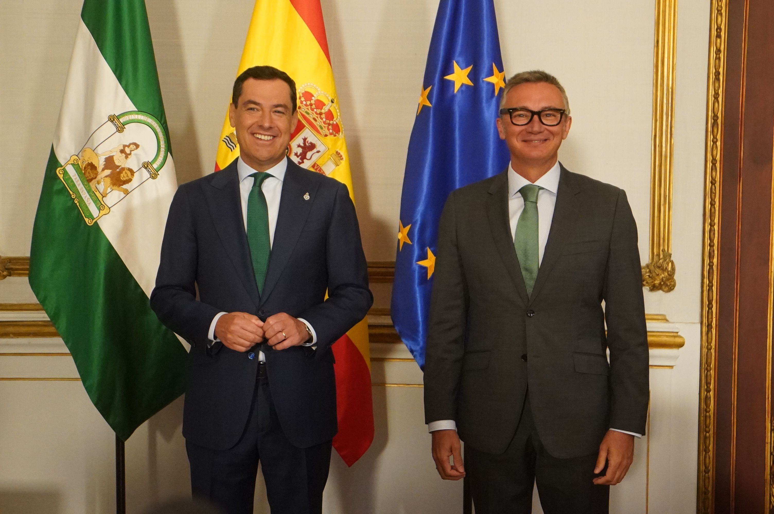 El presidente de la Junta de Andalucía, Juanma Moreno, y el portavoz de Vox en el Congreso, Manuel Gavira, en una imagen de archivo.