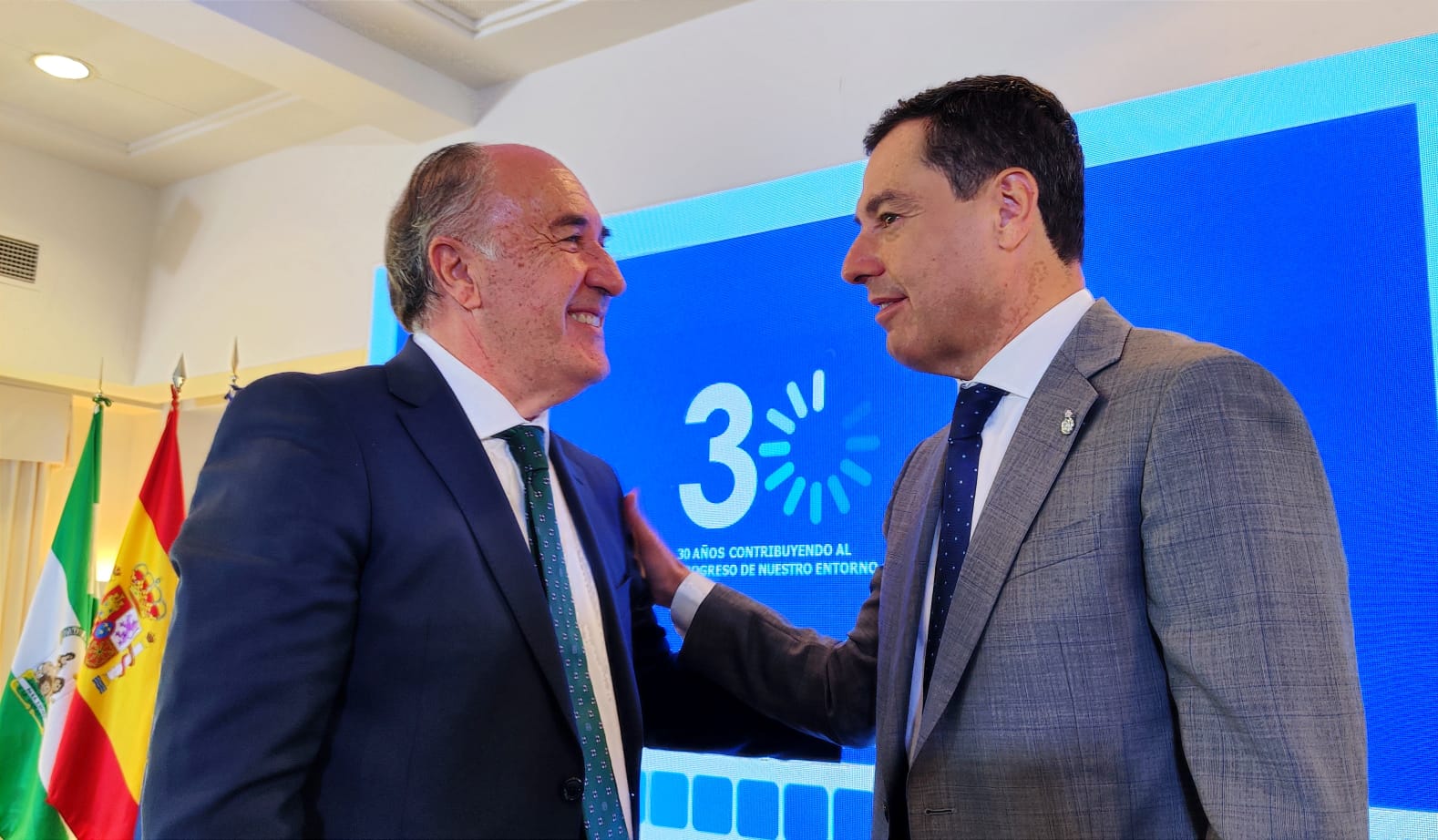 El presidente Juanma Moreno saluda al alcalde de Algeciras. PRENSA