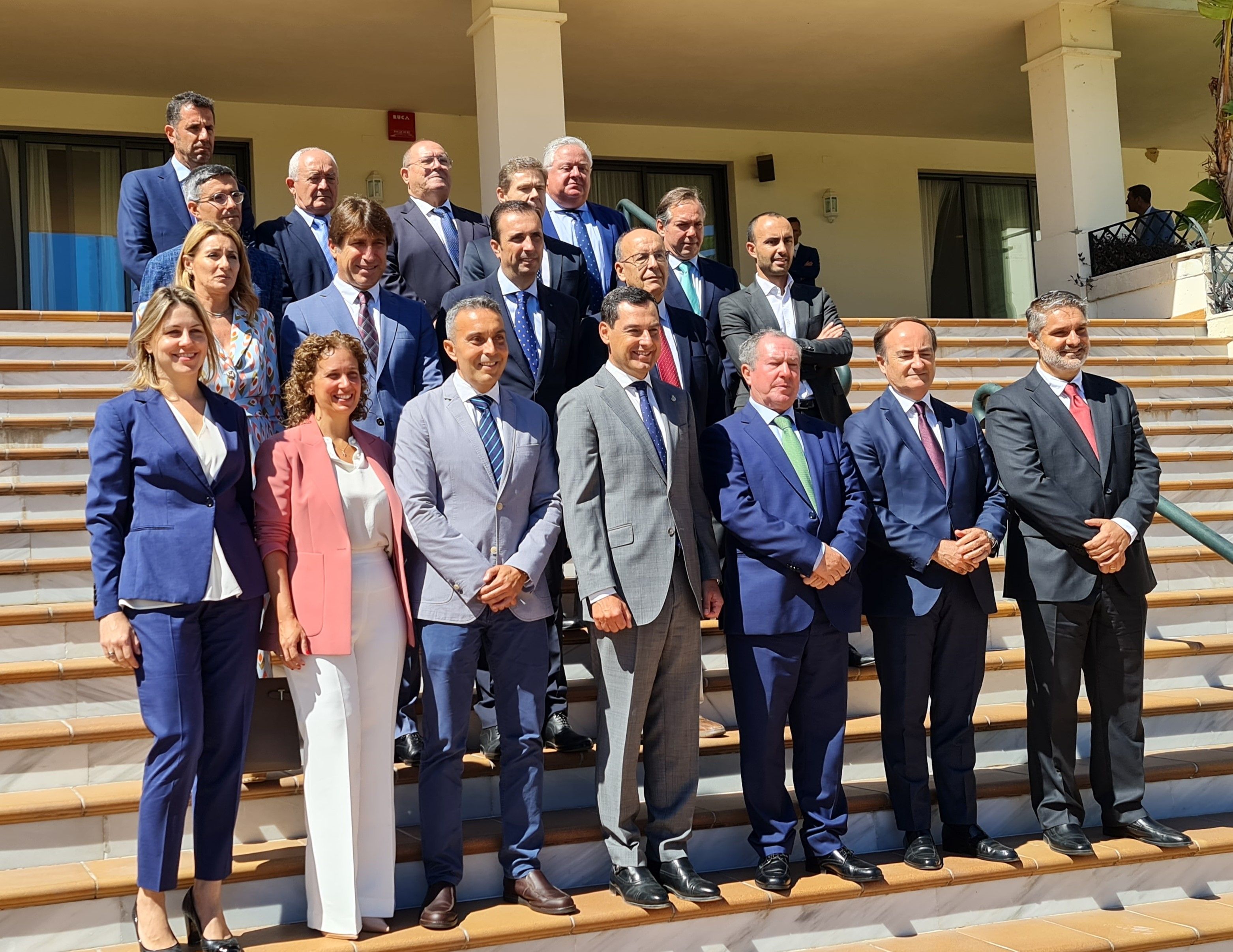 El presidente con representantes de las grandes industrias, este viernes en el encuentro en el Campo de Gibraltar. AGI