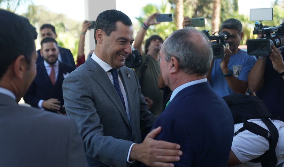 Juanma Moreno saluda al presidente de honor de la AGI del Campo de Gibraltar, Antonio Moreno