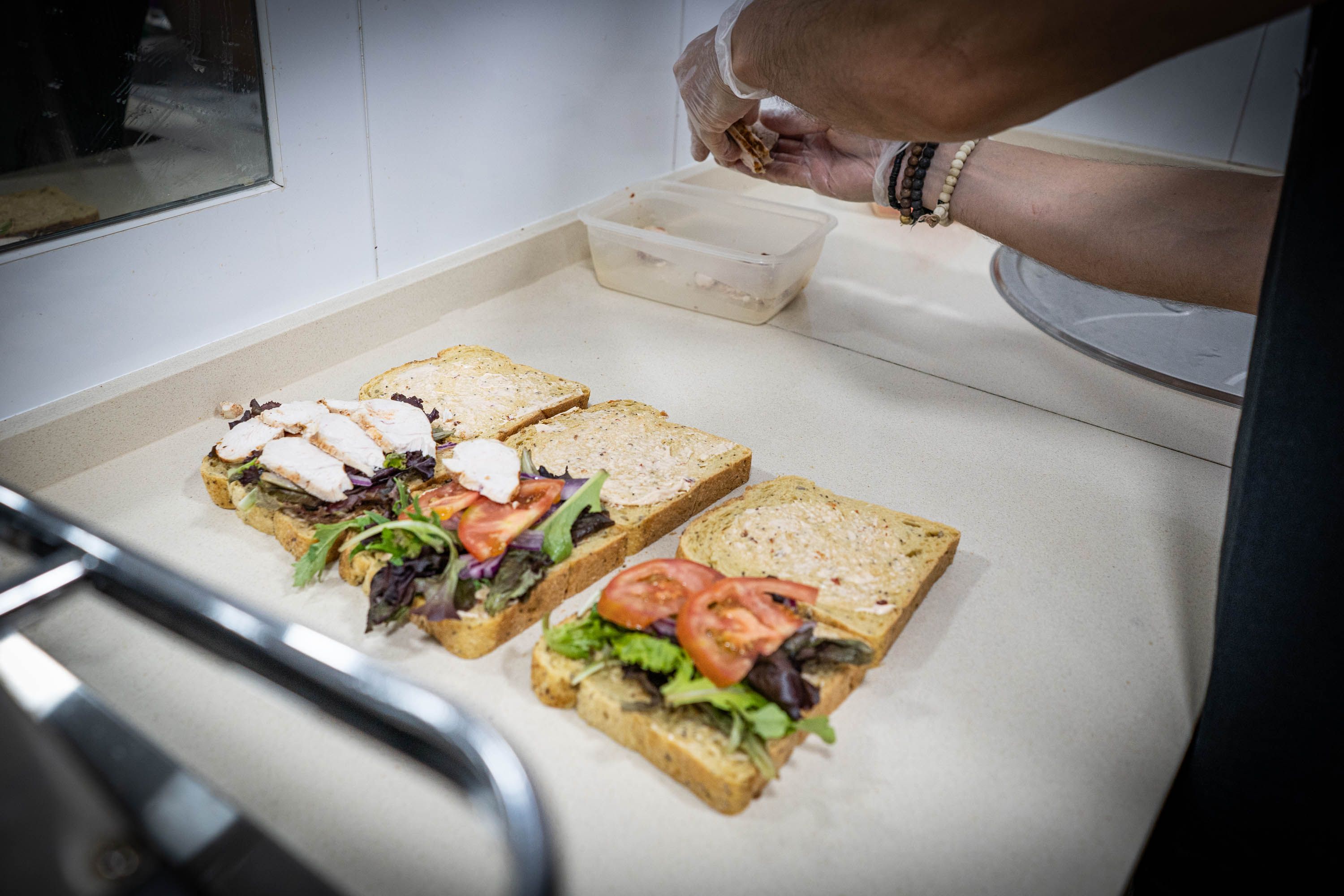 Preparación de los sándwiches. 