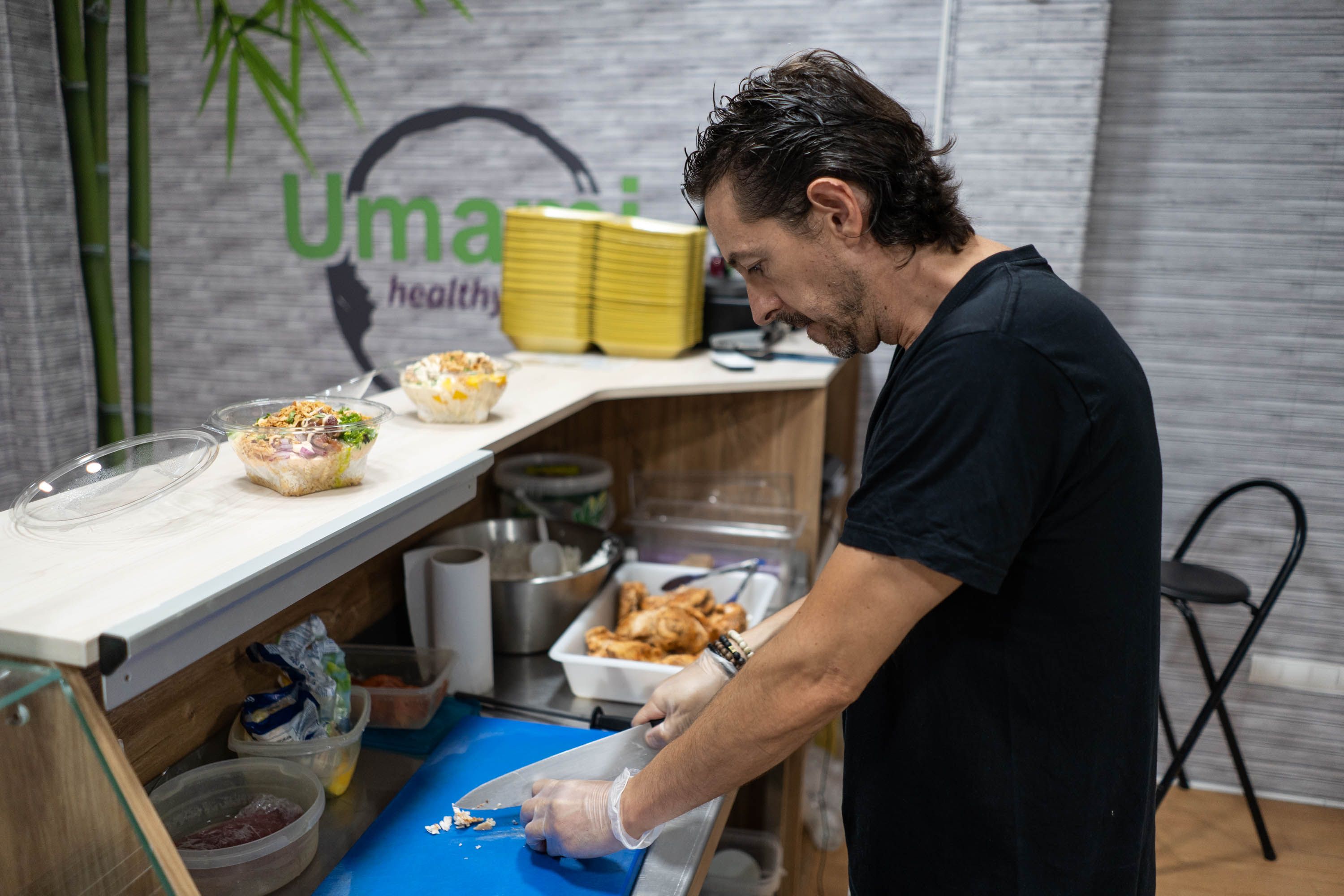 Álvaro troceando el pollo en la cocina.