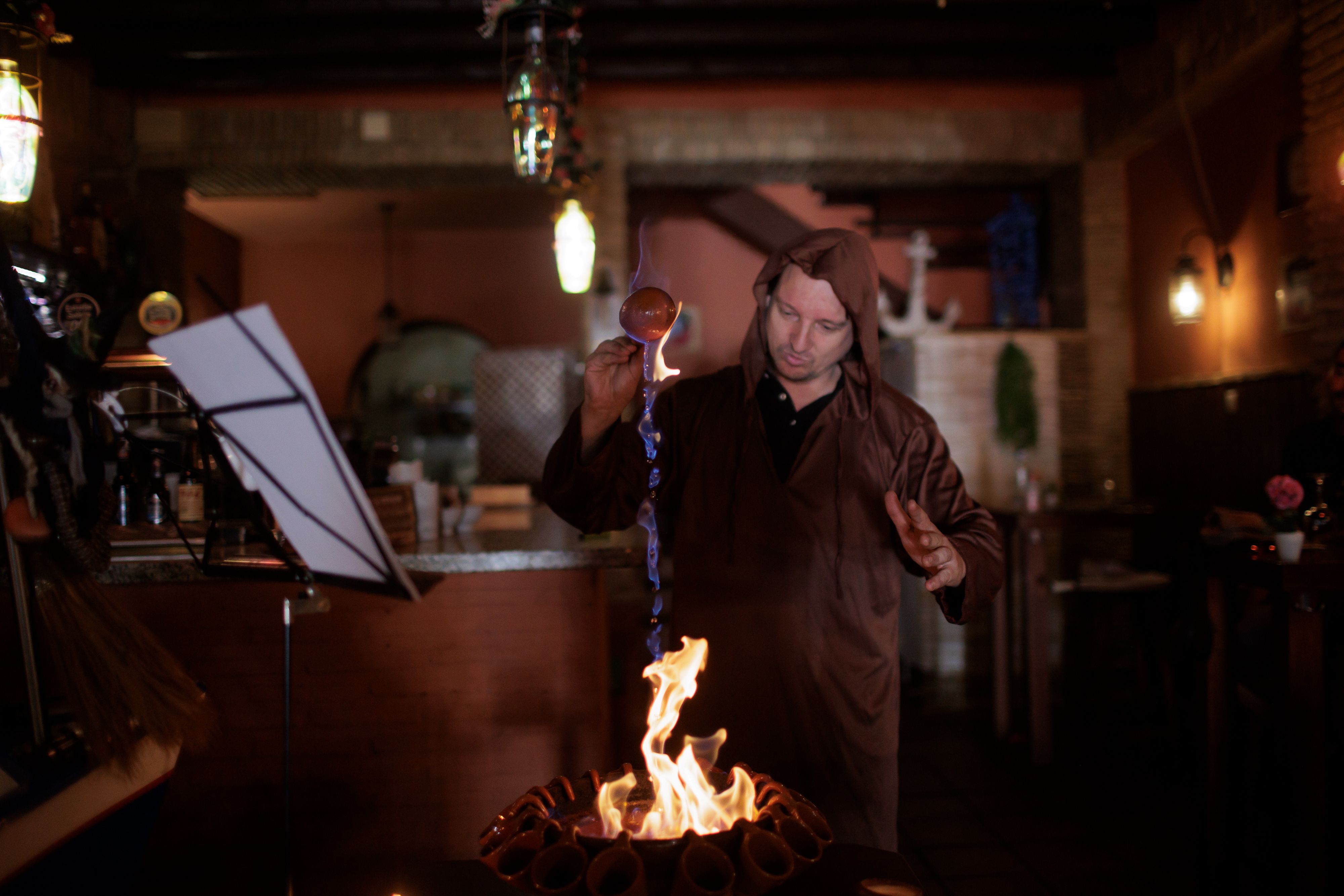 Daniel Sánchez, regente de la pulpería, prepara la queimada mientras recita el conjuro en Jerez.
