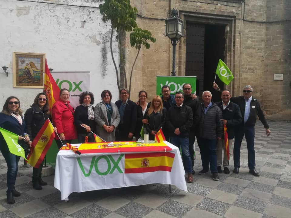 Afiliados y simpatizantes de Vox haciendo campaña en Jerez, con el alcaldable César Ruiz en el centro de la imagen. FOTO: VOX JEREZ. 