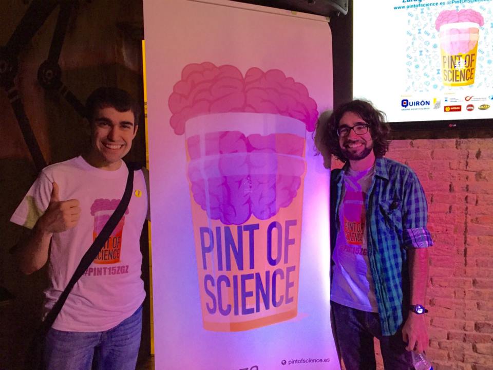 Dos jóvenes en un pasado 'Pint of Science'. FOTO: PINT OS SCIENCE ES. 