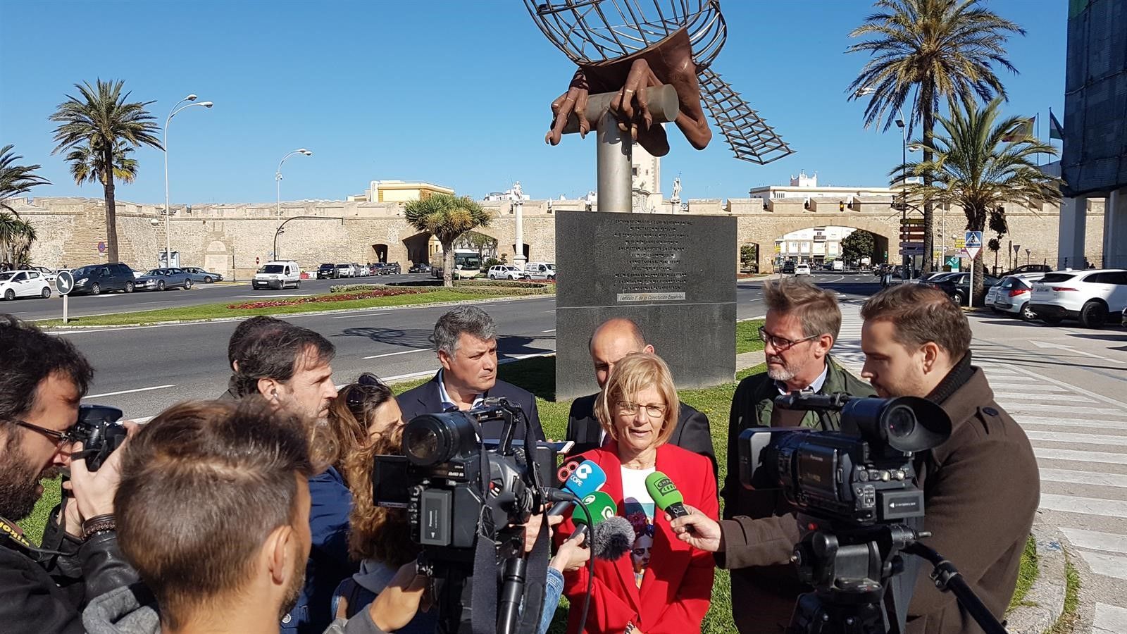 Pelayo atiende a los medios juntos a otros miembros del PP. 